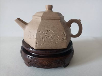 与著名书画家、篆刻家朱培尔老师合作（袁强制壶 朱培尔陶刻）