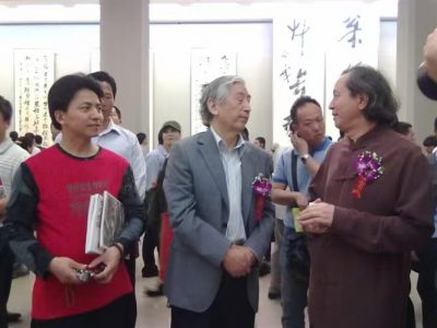 中央美术学院进修时与刘正成老师、原中国书法家协会主席张海先生在一起观展