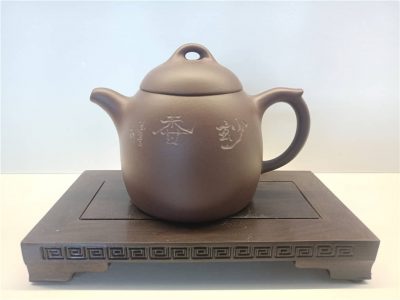 与陶艺名家、高工范忠君合作（范忠君制壶 袁强陶刻）